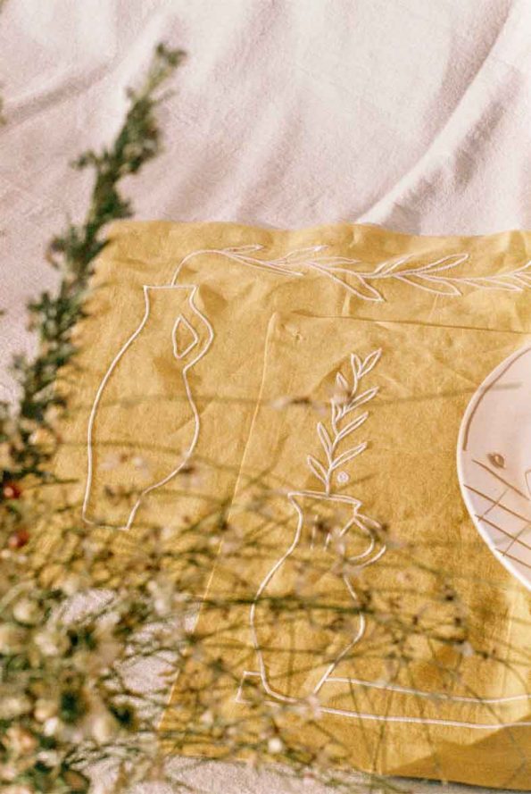 lrnce-textiles-tablelinen-yellowvasesnapkins