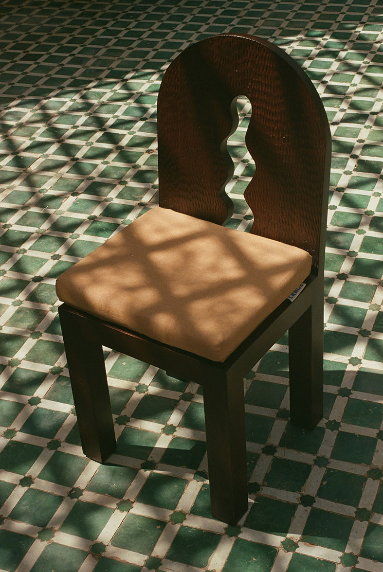 lrnce-objects-chairs-carvedwoodenchair
